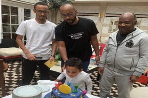 Ali Bongo (en jogging) et son fils Noureddin Bongo (en t-shirt noir)