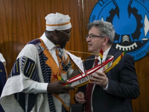 Jean Luc Mélenchon reçoit en cadeau une pirogue offerte par Ousmane Sonko le 16 mai 2024 à l'université Cheikh Anta Diop de Dakar (UCAD)