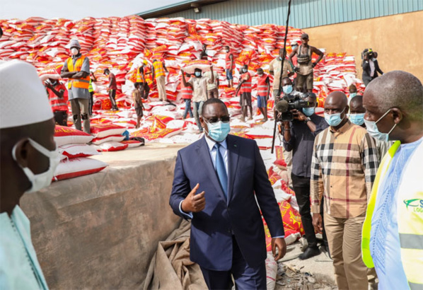 L'ex Président Macky Sall réceptionnant des milliers de tonnes de riz au Port de Dakar grâce aux fonds Covid-19