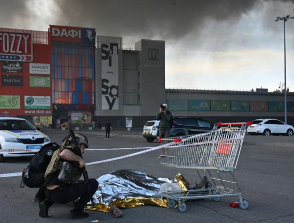 Ukraine : au moins 2 morts et 24 blessés dans une frappe russe sur un hypermarché à Kharkiv
