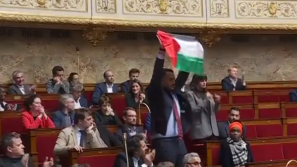 France: Le député LFI Delogu exclu de l’Assemblée Nationale pour 15 jours après avoir brandi un drapeau Palestinien