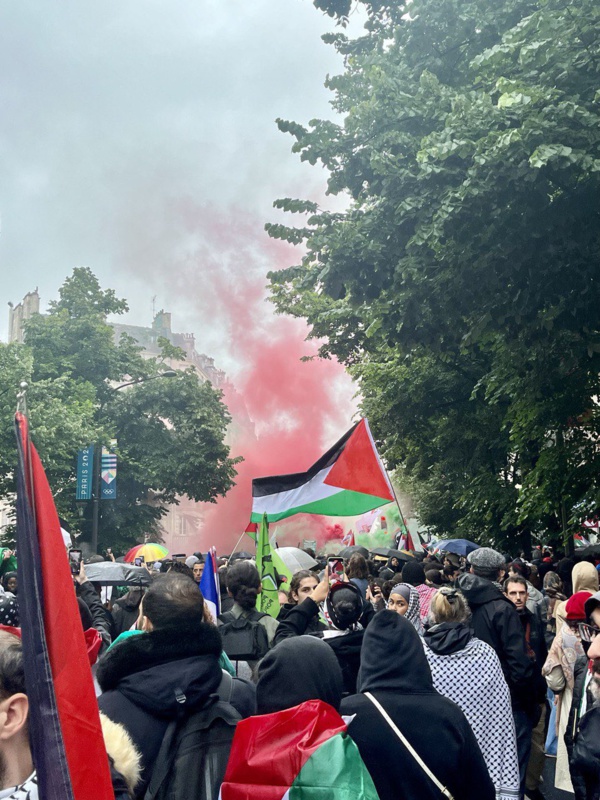 Sous la pluie, des dizaines de milliers de personnes à Paris pour les Palestiniens, les Kanak et Clément Méric