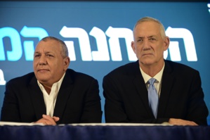 Benny Gantz (d) et Gadi Eisenkot, deux allies de moins pour Benyamin Netanyahu