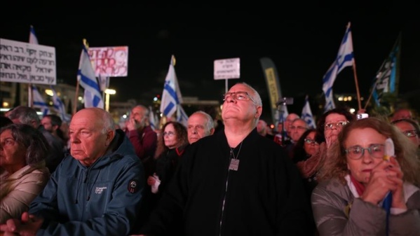 Des milliers de manifestants devant la résidence de Netanyahu exigent un accord d'échange de prisonniers