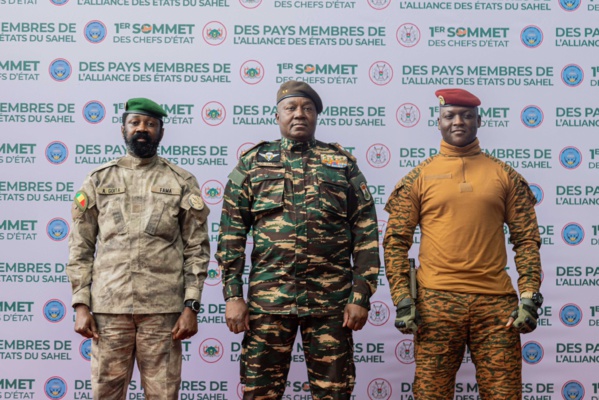 Les chefs d'Etat de l'AES (de g. à d.) Assimi Goïta (Mali), Abdourahamane Tiani (Niger) et Ibrahim Traoré (Burkina Faso) lors du Sommet de Niamey le 6 juillet 2024