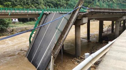 Un pont s'effondre en Chine après des pluies torrentielles : 12 morts et 31 disparus