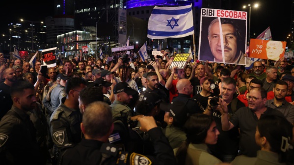 A Tel-Aviv, des familles d'otages crient leur colère pendant le discours de Netanyahu aux Etats-Unis