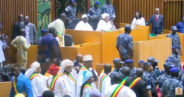 Des gendarmes faisant la police dans l'hémicycle de l'Assemblée nationale.