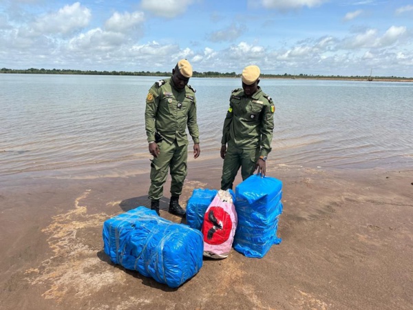 Deux agents de la Douane posent avec les médicaments saisis. (photo : service communication de la DGD)