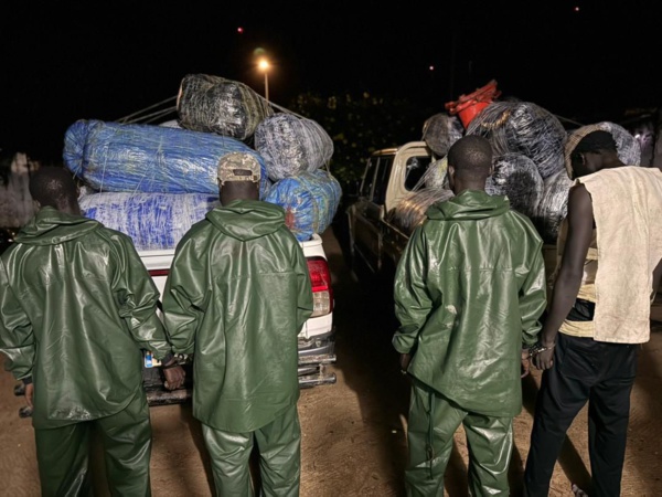 Les 4 individus et leurs marchandises (photo Douane)