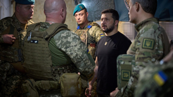 Le président Zelensky au front avec des officiers supérieurs ukrainiens (photo d'illustration)