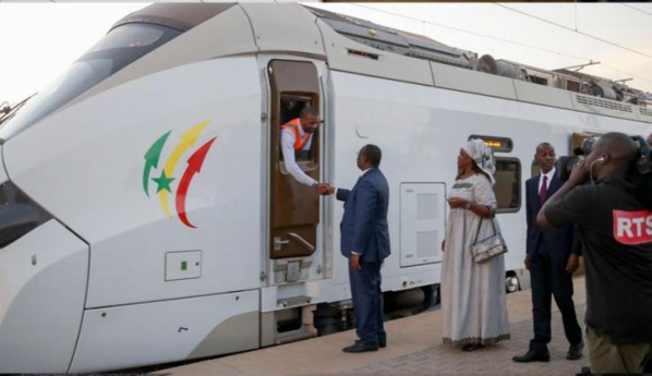 L'ancien président Macky Sall sur le chantier du Train Express Régional (TER) en compagnie de son épouse et de collaborateurs