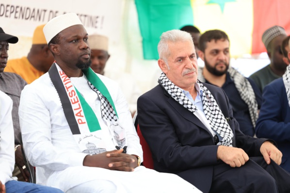 Le premier ministre sénégalais (en blanc) avec l'ambassadeur de la Palestine à Dakar, Nasser Jadallah, le 31 août 2024