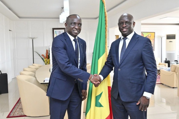 Moustapha Ba (g.) et Cheikh Diba. L'ancien et l'actuel ministre des Finances lors de la passation de services en avril 2024