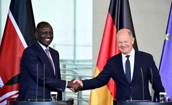 Le président Willam Ruto (g.) et le chancelier allemand Olaf Scholz