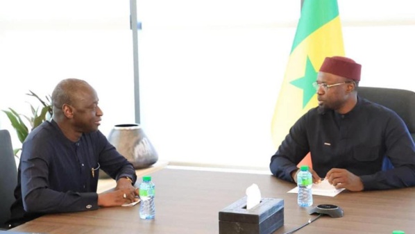 Le PM sénégalais Ousmane Sonko (d) et Ousmane Diagana, Vice-président de la Banque mondiale pour l'Afrique de l'Ouest et du Centre à Dakar le 23 septembre 2024