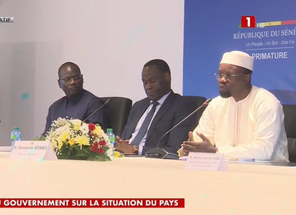 Le Premier ministre Ousmane Sonko aux cotés du garde des Sceaux Ousmane Diagne et du ministre de l'Enseignement supérieur Abdourahmane Diouf