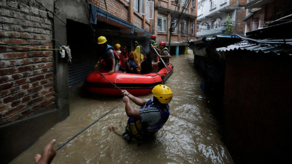 Au moins 148 morts et 59 disparus dans les inondations au Népal