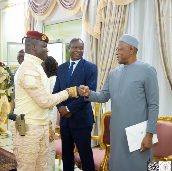 Le Pr Abdoulaye Bathily, Envoyé spécial du président sénégalais, reçu par le capitaine Ibrahim Traoré à Ouagadougou le 10 octobre 2024