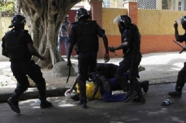 Scène de violence policière sous le régime de l'ancien président Macky Sall durant les années de braise 2021-2024 (Image d'illustration)