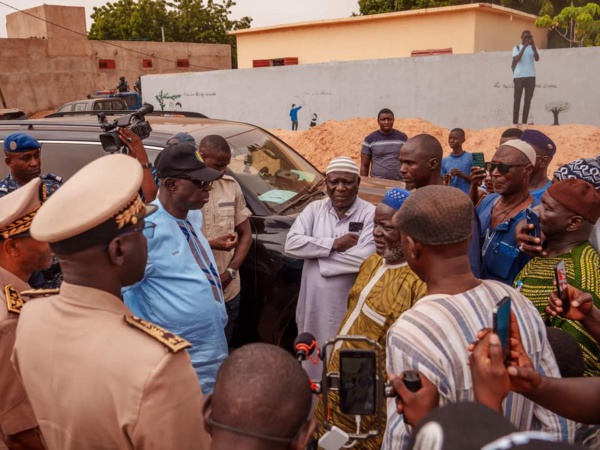 Le ministre de l'Intérieur avec les autorités locales et les représentants des populations à Dembancané (village du département de Kanel), le 15 octobre 2024