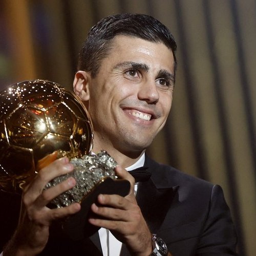 Le milieu de terrain espagnol de Manchester City, Rodri, remporte le Ballon d'Or, Le Real Madrid boycotte la cérémonie 