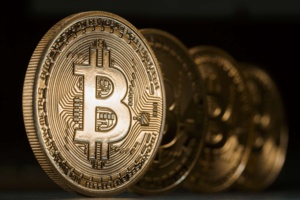 Le Bitcoin bondit à plus de 73 000 dollars l’unité, approchant de son record historique