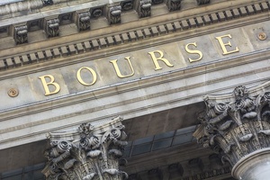 La Bourse de Paris termine en hausse, le regard tourné vers la politique et la Fed