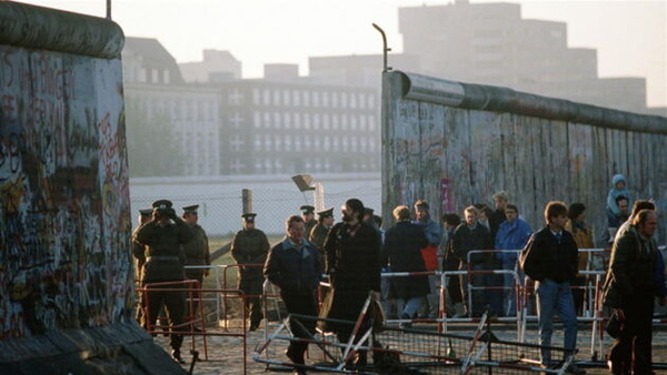 Une Allemagne en crise commémore la chute du Mur, un "jour heureux"