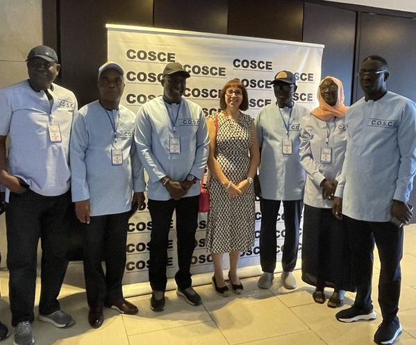 Des membres du COSCE avec l'ambassadrice de Grande Bretagne au Sénégal