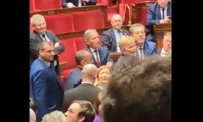 Altercation à l'Assemblée nationale : "Les invectives n’ont pas leur place dans l’hémicycle", rappelle Yaël Braun-Pivet