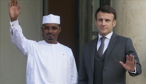 Mahamat Idriss Deby (g) et Emmanuel Macron (photo d'archives)