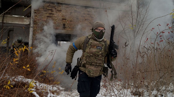 Les troupes ukrainiennes étouffées par la tactique russe du "hachoir à viande"