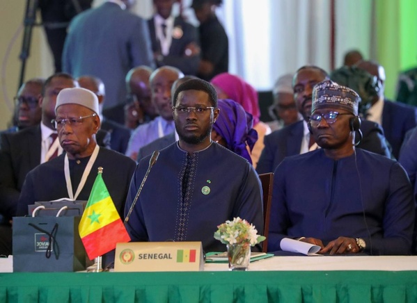 Le président Diomaye Faye entre l'Envoyé spécial Abdoulaye Bathily (g) et le ministre des Forces armées, le général Birame Diop