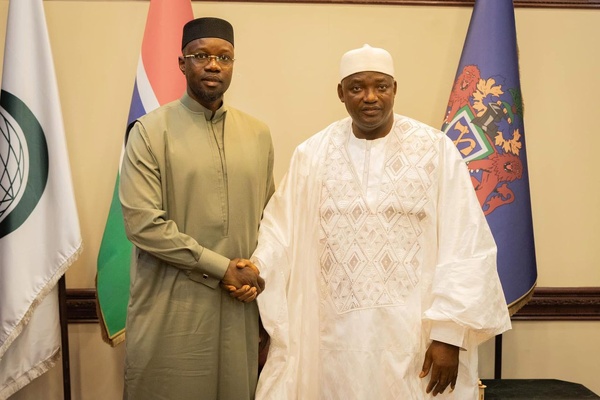 Le PM sénégalais Ousmane Sonko reçu en audience par le président gambien Adama Barrow à Banjul, le 20 décembre 2024