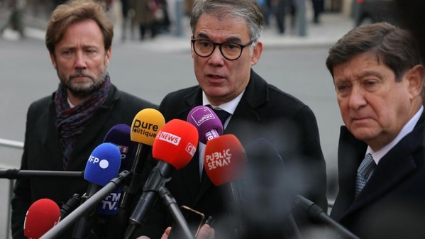 Le chef du parti socialiste français Olivier Faure, avec Boris Vallaud (g) et Patrick Kanner, patrons des députés et sénateurs socialistes