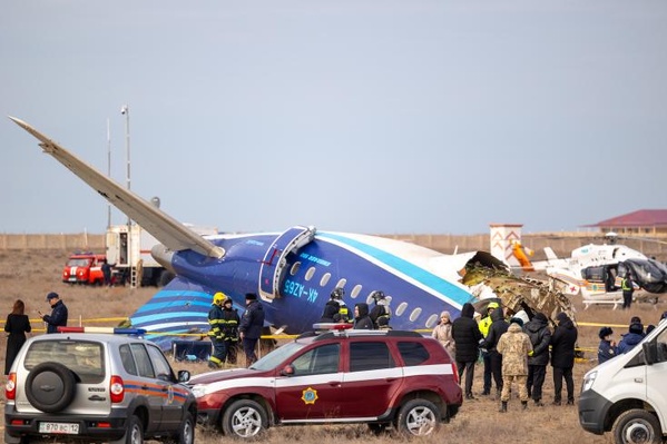 Crash d'avion au Kazakhstan: l'Azerbaïdjan pleure ses morts, enquête en cours