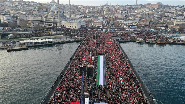 Istanbul: Des centaines de milliers de personnes sur le pont Galata en soutien à la Palestine