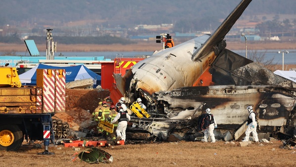 Crash de Muan: le patron de Jeju Air interdit de quitter le territoire, perquisitions en cours à l'aéroport