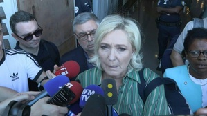 Le Pen à Mayotte veut "écouter" ses habitants et mettre la pression sur le gouvernement