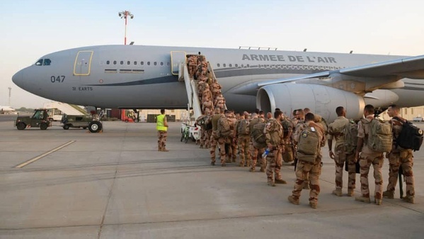 Des soldats français quittent l'aéroport militaire d'Abéché (Tchad) le 11 janvier 2025 (photo Sputnik)