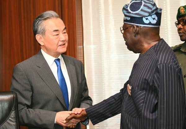 Le président Ahmeb Bola Tinubu recevant en audience Wang Yi, chef de la diplomatie chinoise, le 10 janvier 2025 à Abuja