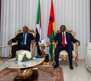 Le leader soudanais (g) et le président bissau-guinéen, le 12 janvier 2025 à Bissau