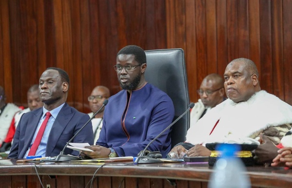 Le président Diomaye Faye entre le garde des Sceaux Ousmane Diagne (g.) et le président de la Cour suprême Mahamadou Mansour Mbaye, le 16 janvier 2025