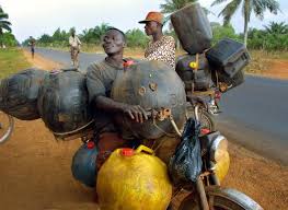 Au Bénin, une partie du trafic de carburant finit entre les mains de groupes extrémistes violents ou criminels.