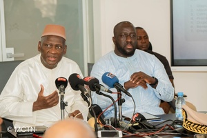 Le ministre de la Communication Alioune Sall (d.) et le président du CNRA Mamadou Oumar Ndiaye (photo d'archives)