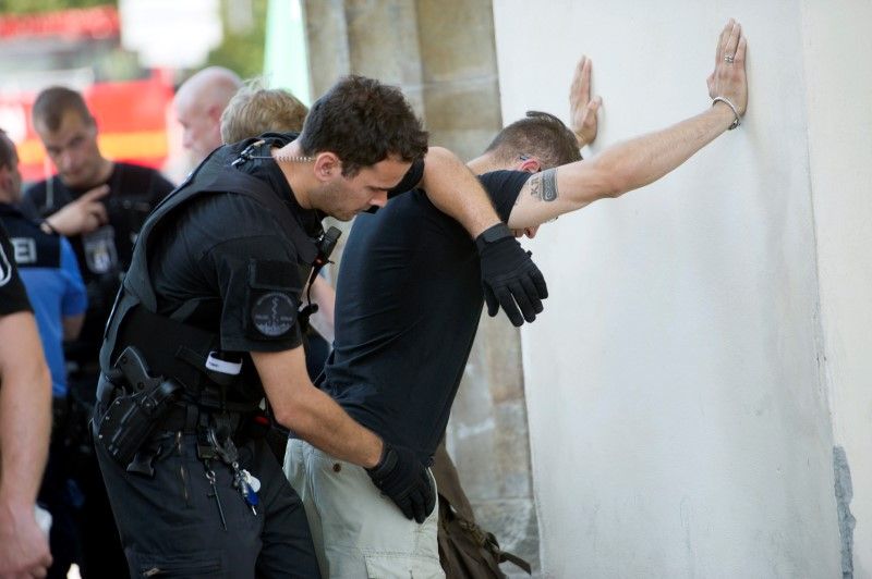 Slogans anti-immigration sur la porte de Brandebourg à Berlin