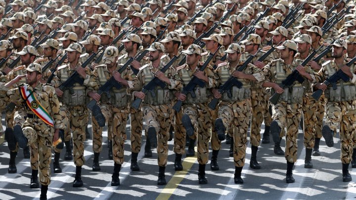 L'Iran affiche ses forces lors de parades militaires