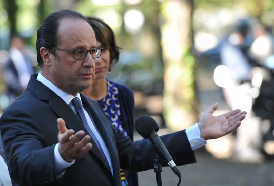 Hollande reconnaît « la responsabilité des gouvernements français dans l'abandon des harkis » d'Algérie