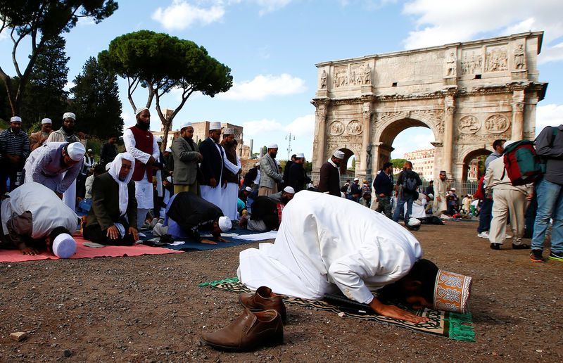 Des musulmans privés de mosquée prient aux abords du Colisée
